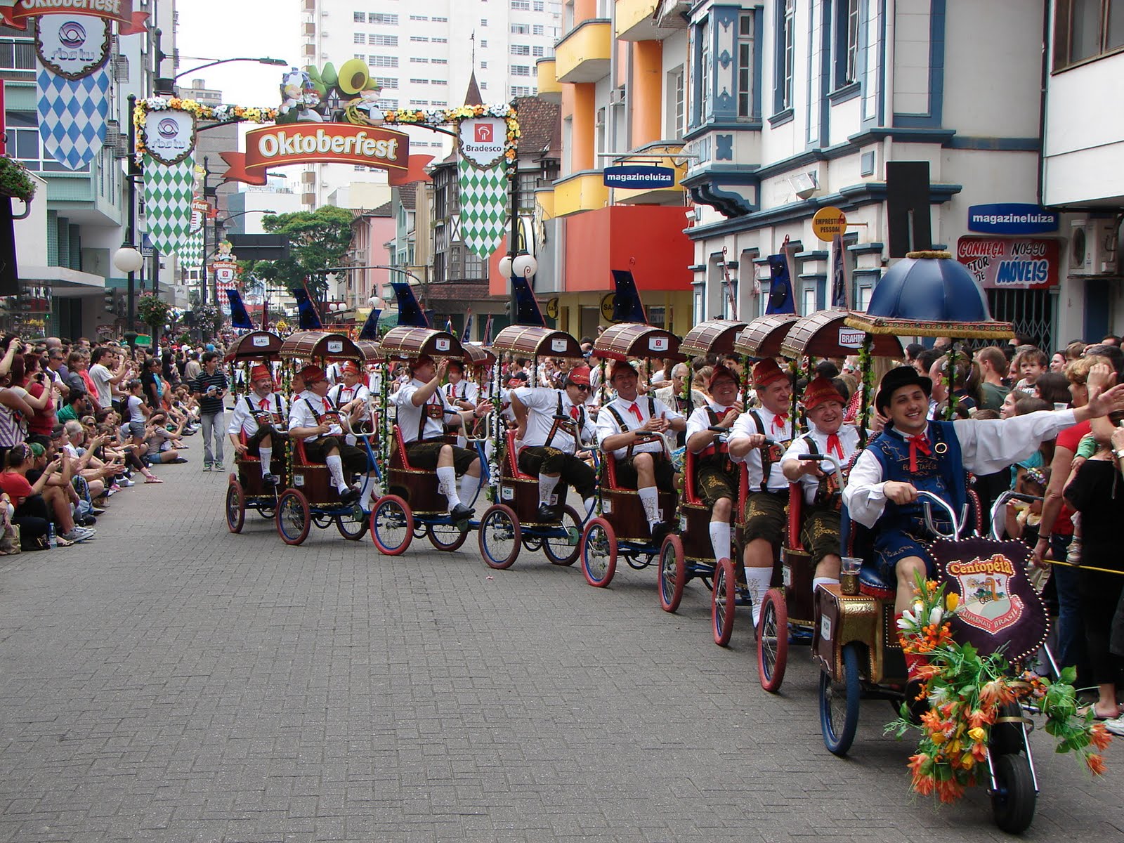 Oktoberfest_-_A_maior_festa_alema_das_Americas_-_Blumenau_–_SC_-_panoramio