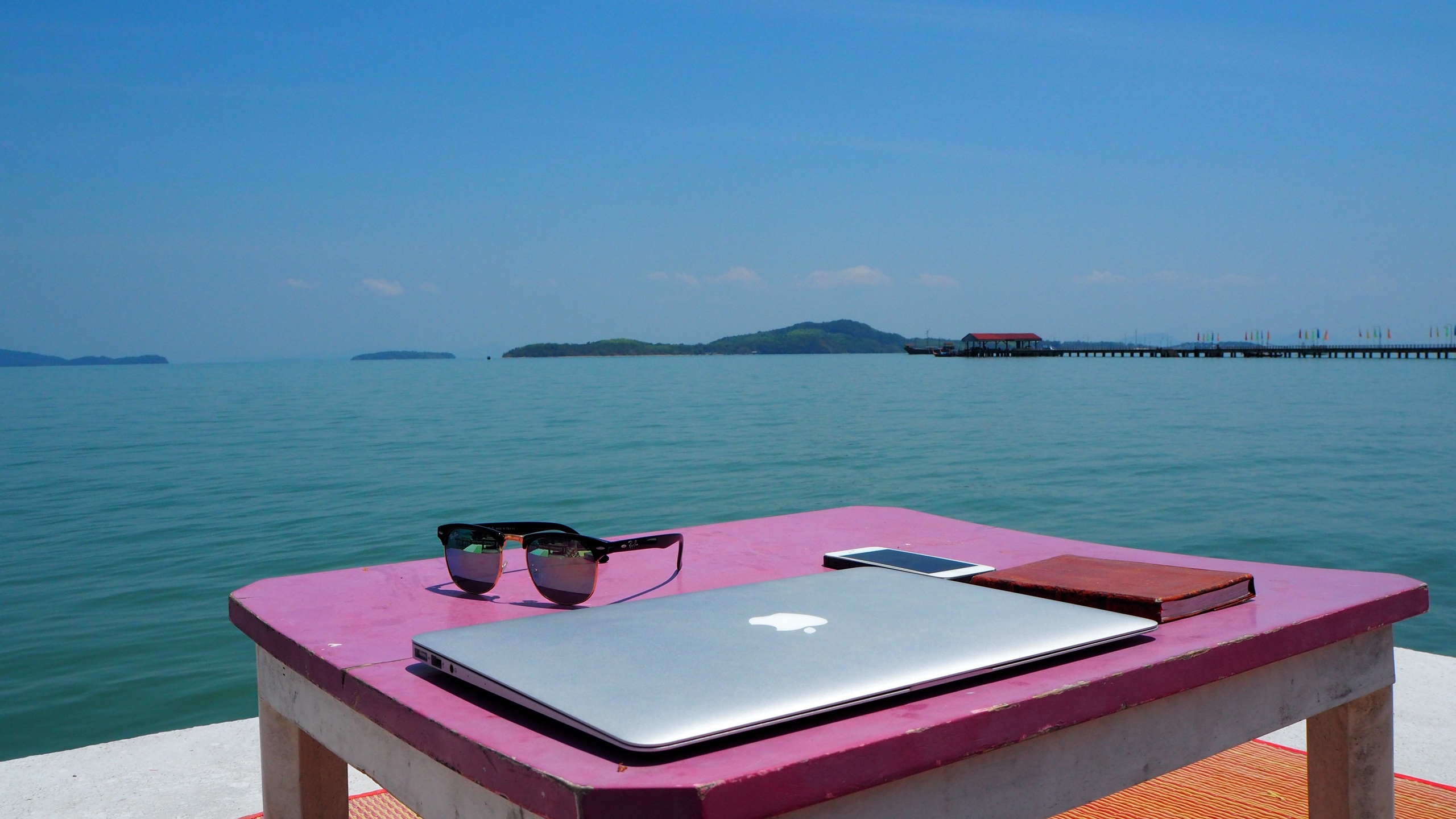 laptop-sea-boat-vacation-vehicle-paradise-1211244-pxhere.com_