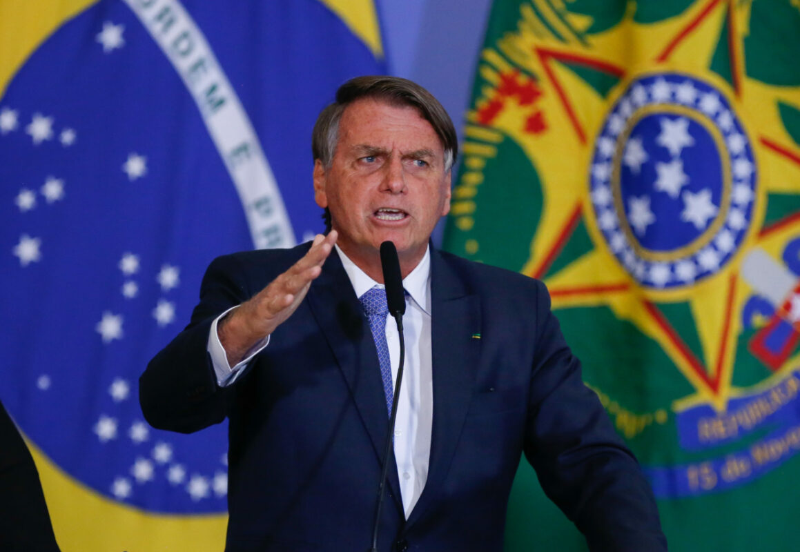 Bolsonaro-enfrenta-consequencias-apos-nao-cumprir-promessa-de-isencao-do-IRPF-confira-e1659551216111-1159x800
