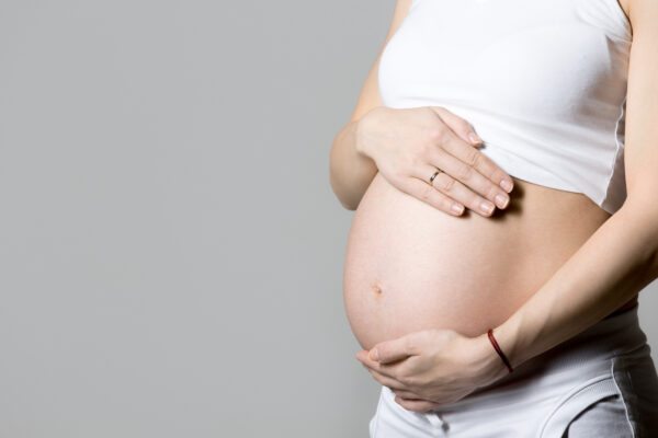 mulher-gravida-que-toca-em-sua-barriga-600x400
