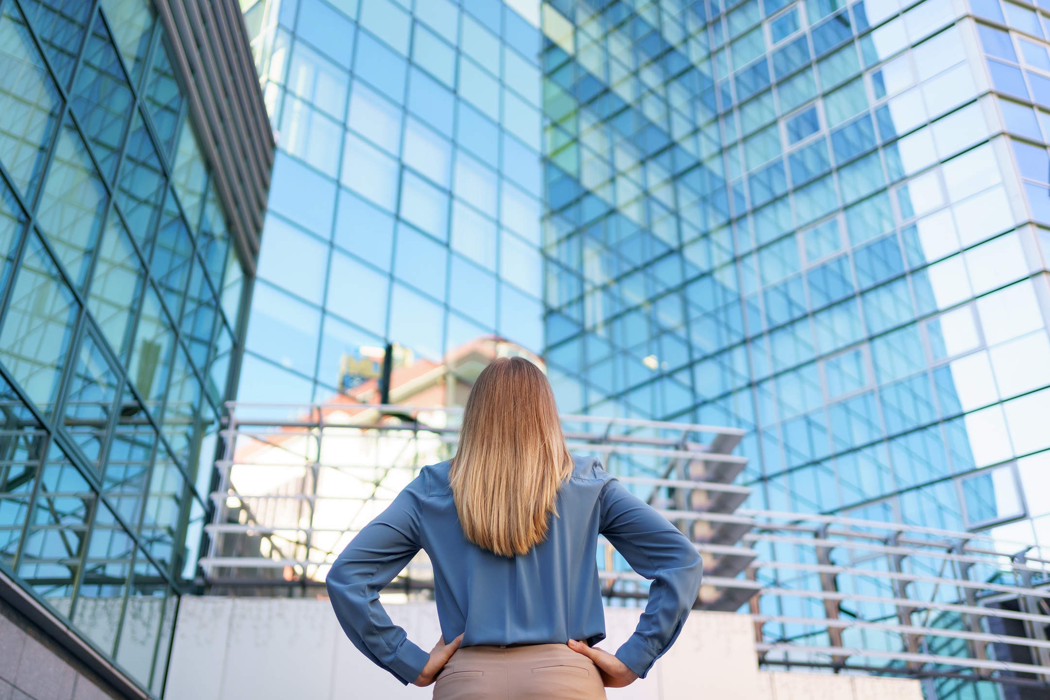 business-modern-young-city-woman-skyscraper-1628482-pxhere.com_